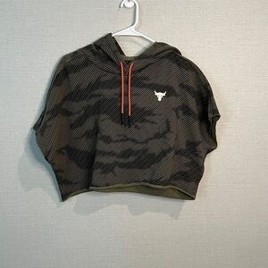 Under Armour NWOT Project Rock Hoodie Women’s Size Medium Fleece SS‎ Crop Camo